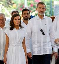 La reina Letizia recicla su look de verano mallorquín para su segundo día en La Habana
