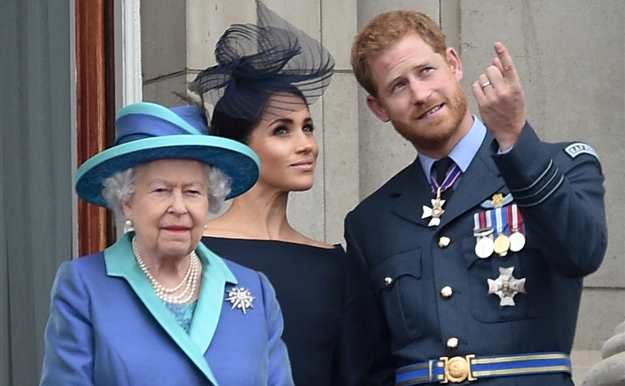 La reina Isabel II aprueba que Meghan Markle y el príncipe Harry la 'abandonen' en Navidad
