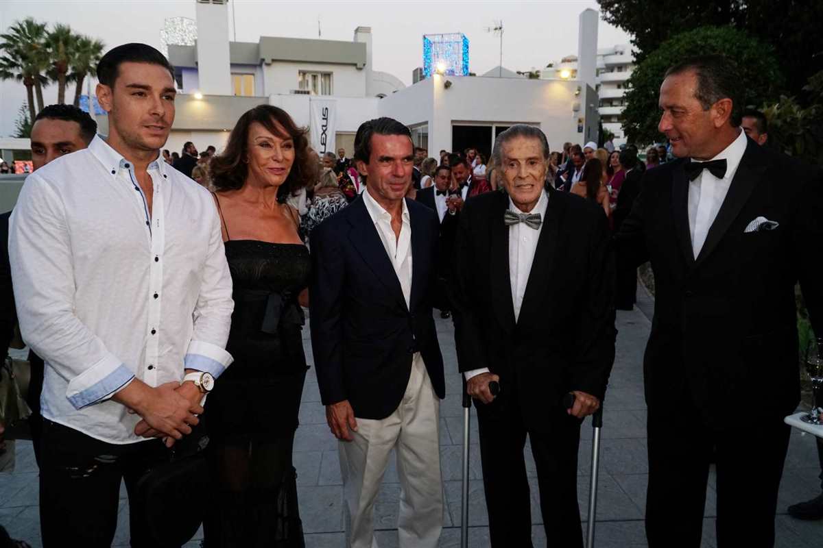 Jaime Ostos, con su mujer y su hijo, y Aznar