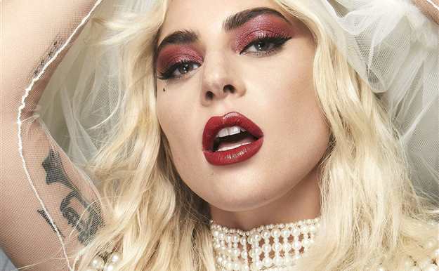 Lady Gaga lanza el labial rojo definitivo para acertar en todas tus fiestas