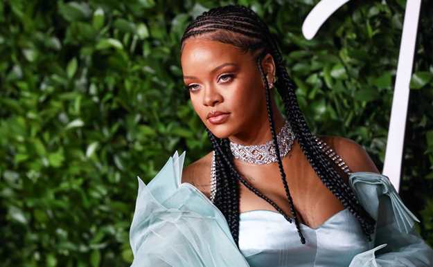 Rihanna te enseña a utilizar el lápiz de cejas con un tutorial de belleza