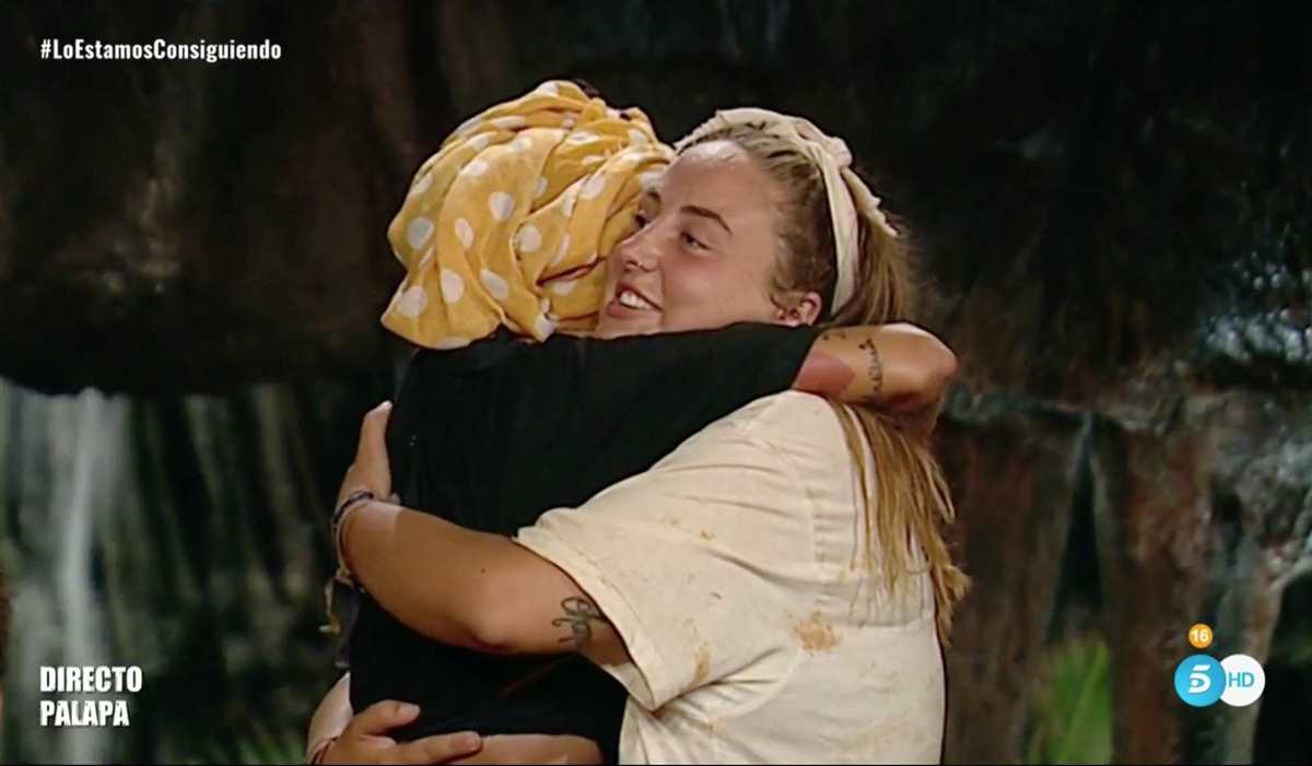 Yiya y Rocío abrazo