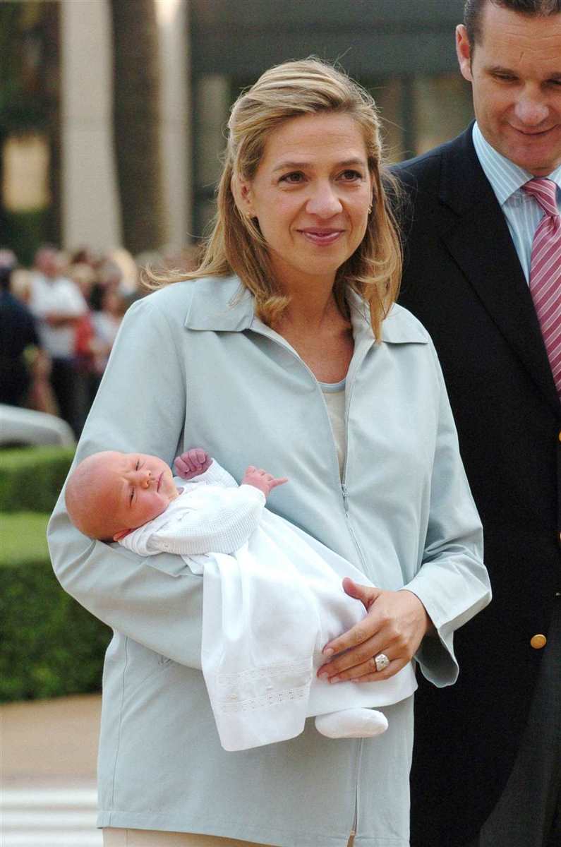 Cristina de Borbón con Irene Urdangarin recién nacida