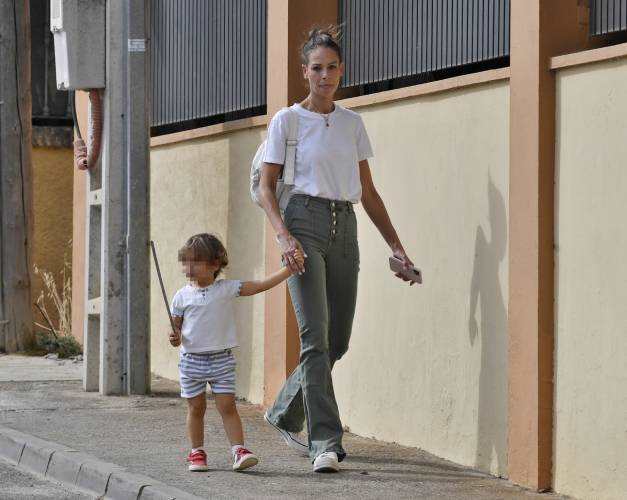 Eva González e hijo 2. Muy delgada
