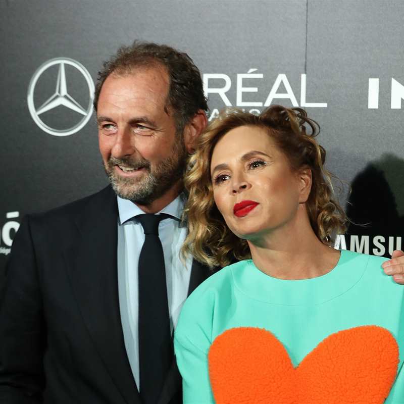 Agatha Ruiz de la Prada posa con su novio en la Fashion Week Madrid
