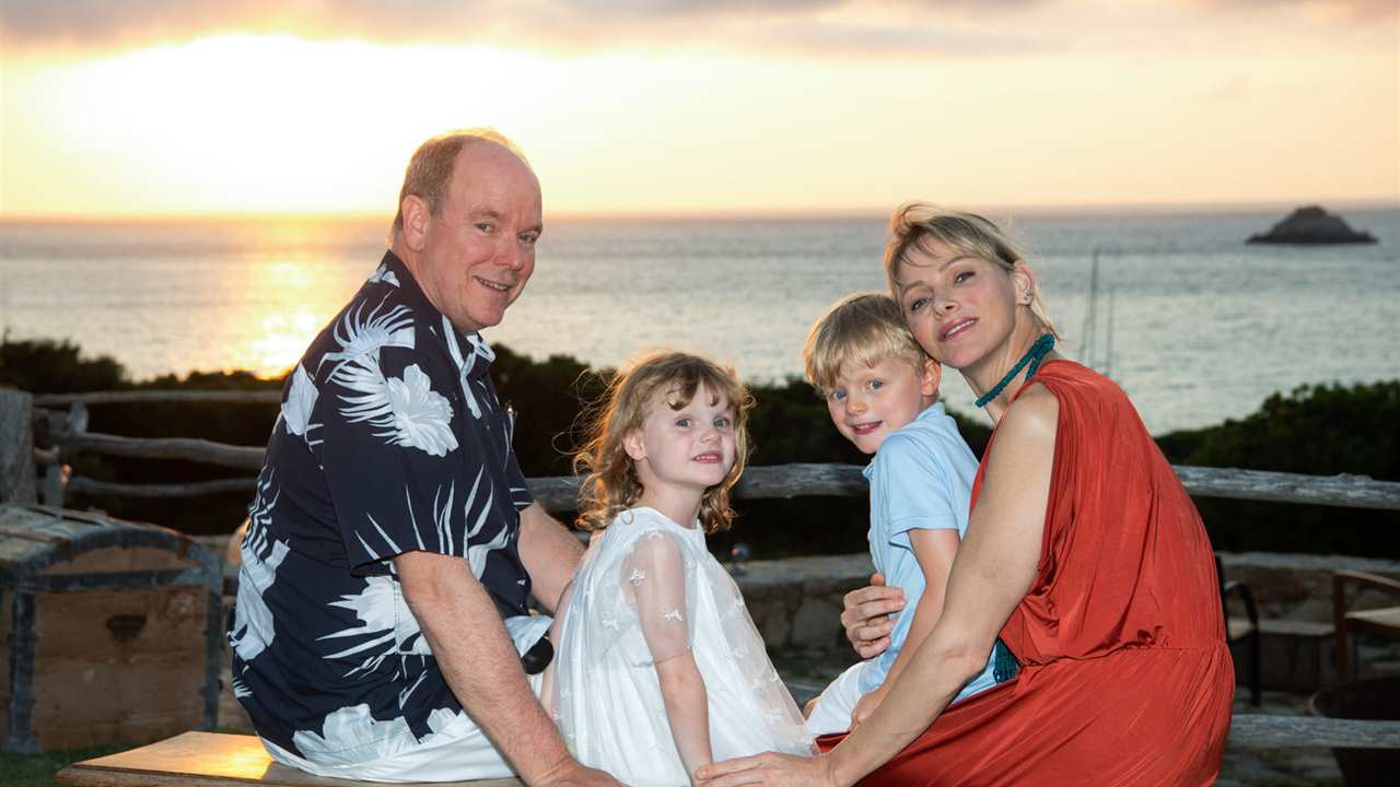 Unos inseparables Alberto y Charlene de Mónaco inauguran su verano en familia