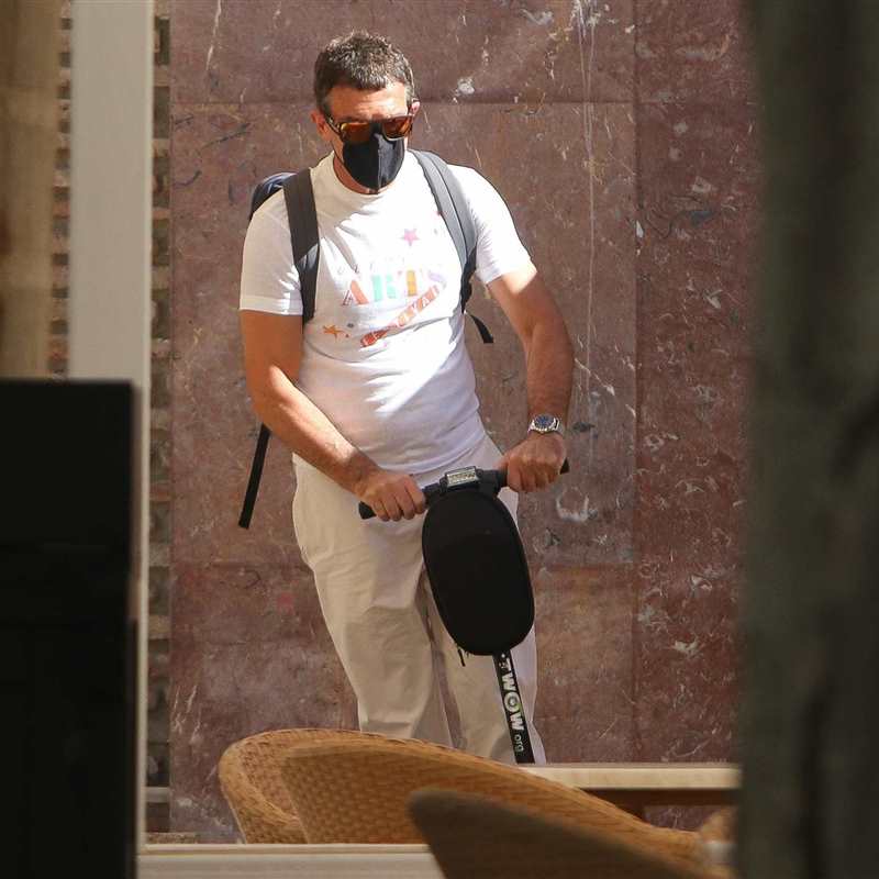 Antonio Banderas, hecho un chaval, en patinete por Málaga tras superar el virus