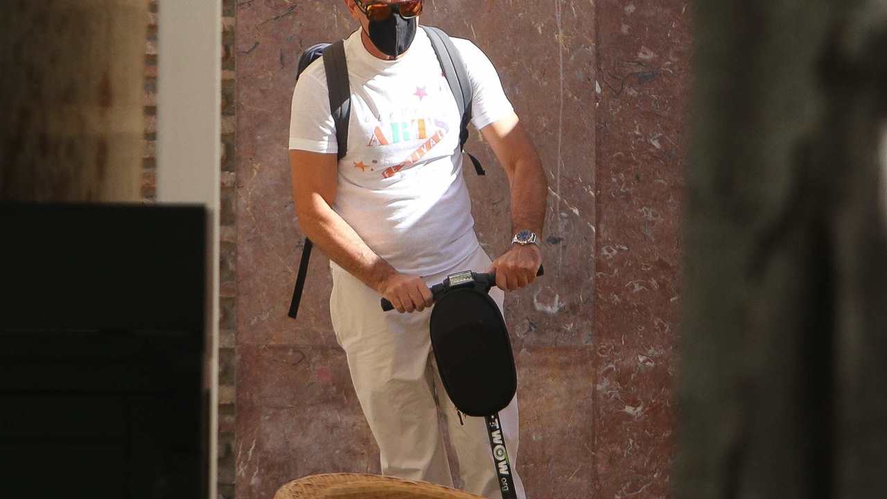 Antonio Banderas, hecho un chaval, en patinete por Málaga tras superar el virus