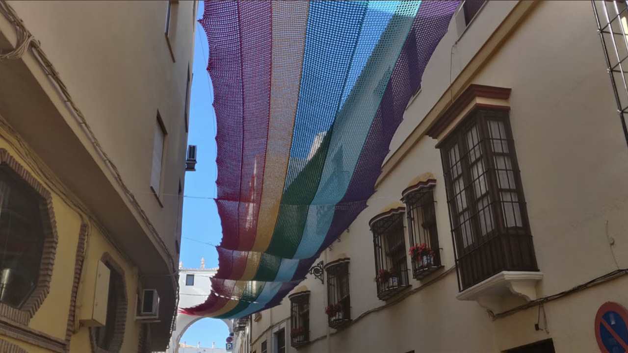 13 vecinas de Córdoba tejen a ganchillo una madera LGTB de 50 metros