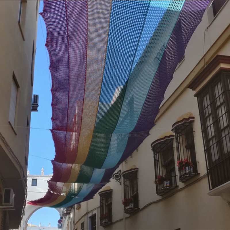 13 vecinas de Córdoba tejen a ganchillo una madera LGTB de 50 metros