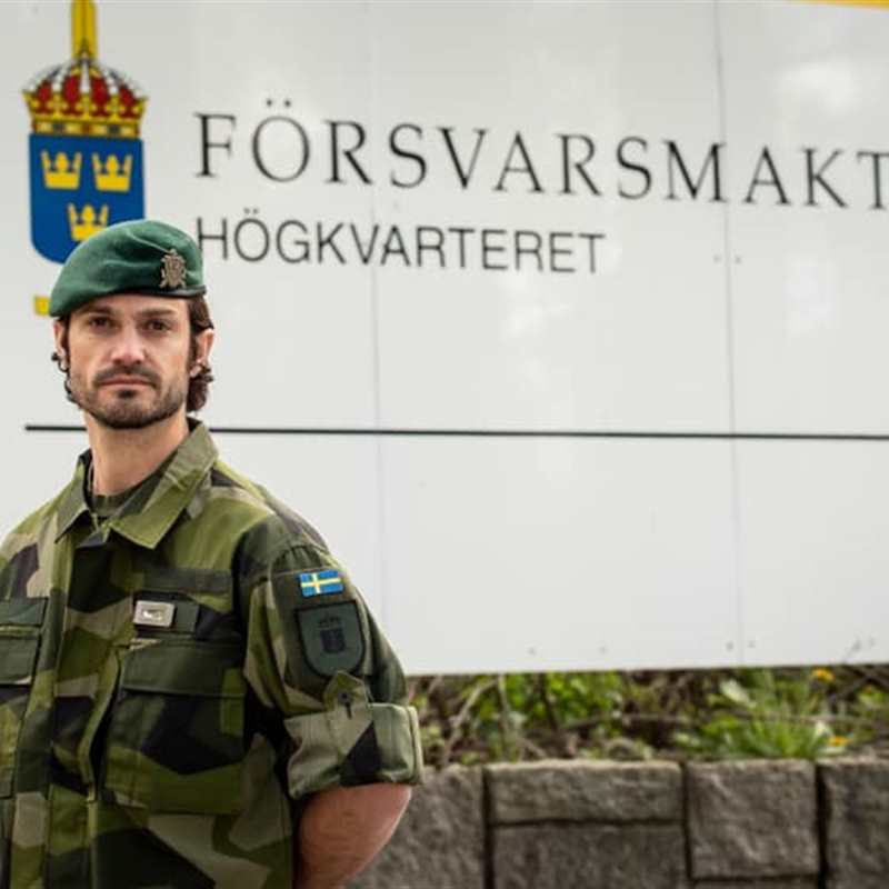 Carlos Felipe de Suecia arrima el hombro volviendo al Ejército