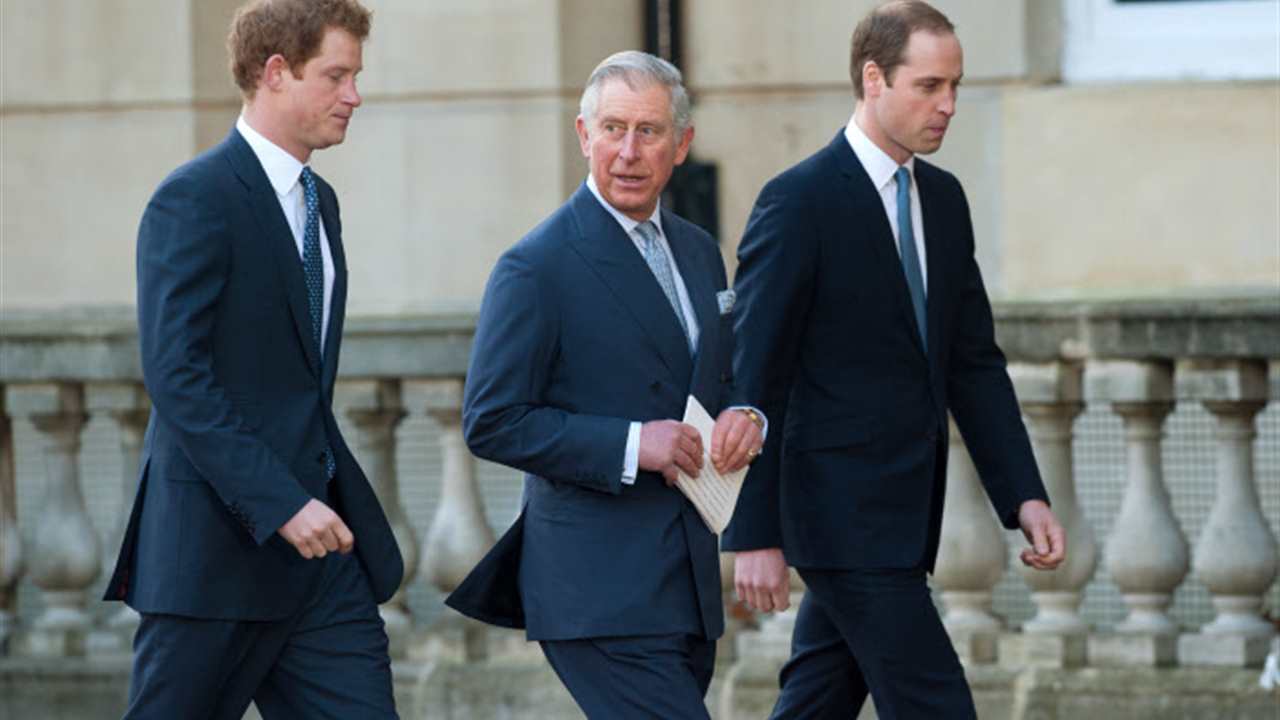 Harry, Guillermo y Carlos de Inglaterra abandonan por separado la reunión con Isabel II