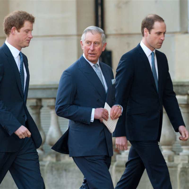Harry, Guillermo y Carlos de Inglaterra abandonan por separado la reunión con Isabel II
