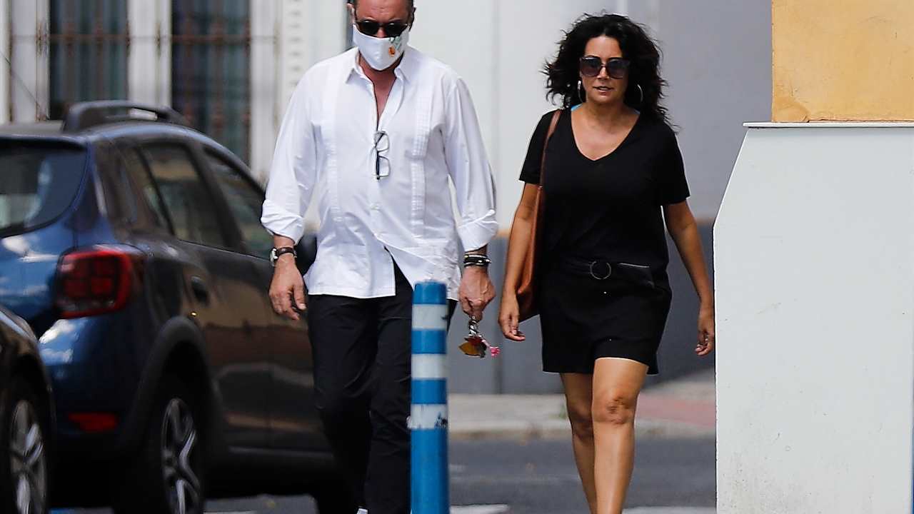Carlos Herrera y su novia, Pepa Gea, comparten tarde de compras y amigos