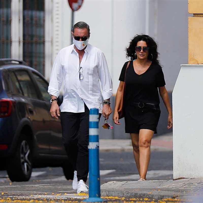 Carlos Herrera y su novia, Pepa Gea, comparten tarde de compras y amigos