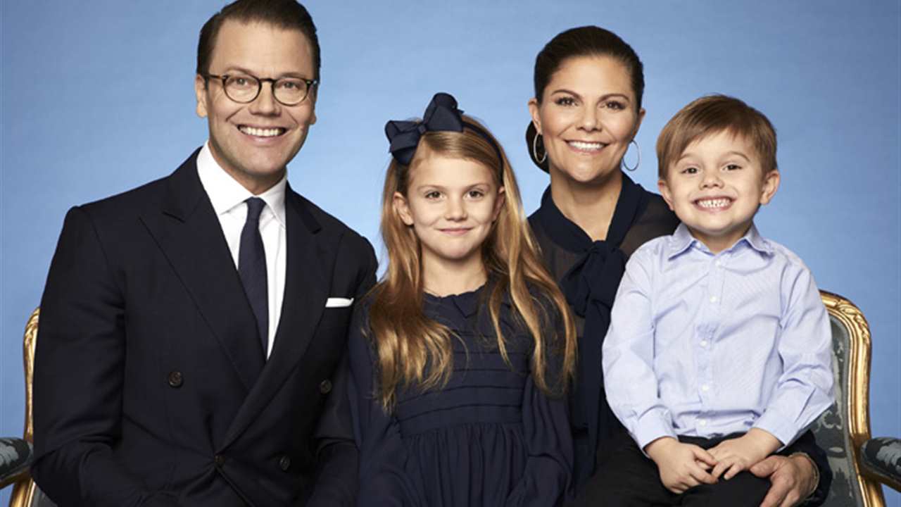 Victoria y Daniel de Suecia estrenan nuevo retrato oficial en familia