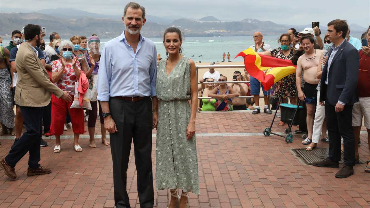 Felipe y Letizia protagonizan la escena más espontánea durante su periplo por Canarias