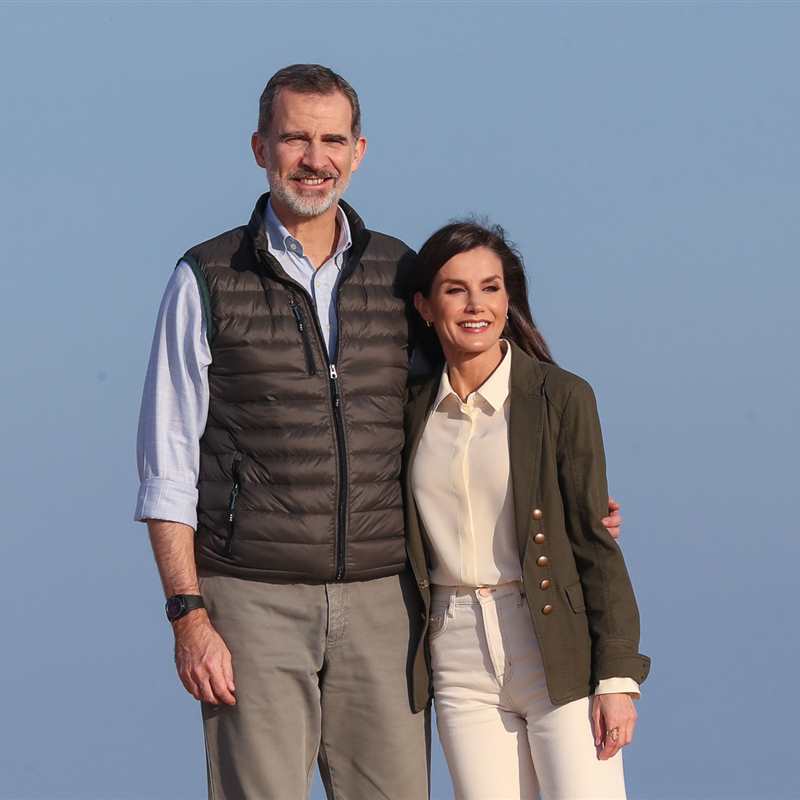 Los gestos de cariño y miradas cómplices de Felipe y Letizia en su paseo por Doñana