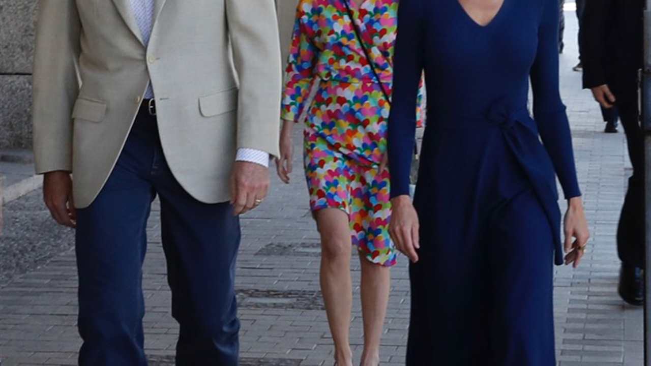 La reina Letizia recupera su estilo y estrena un favorecedor vestido de Massimo Dutti ¡por 80 euros!