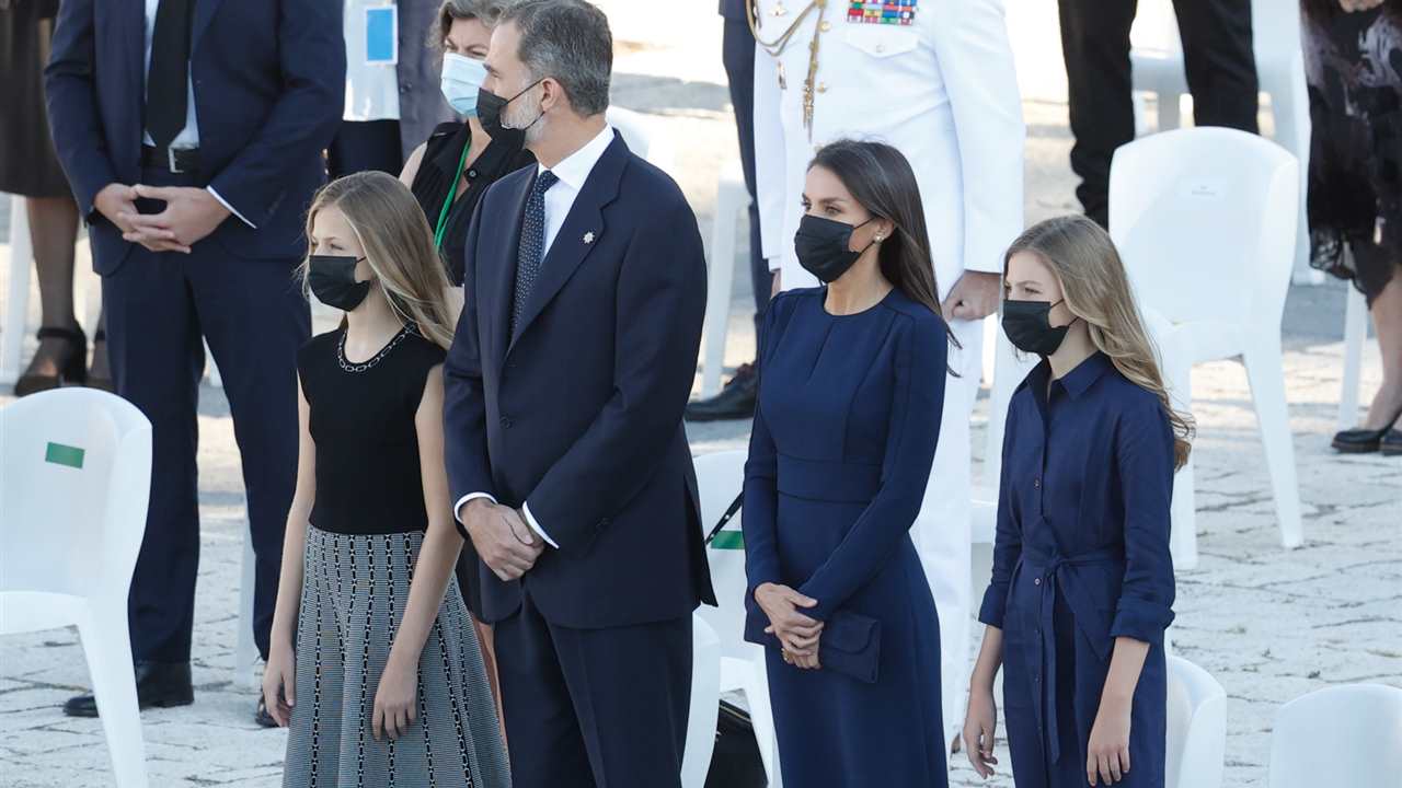 Los reyes Felipe y Letizia, acompañados de sus hijas, presiden el homenaje más solemne a las víctimas