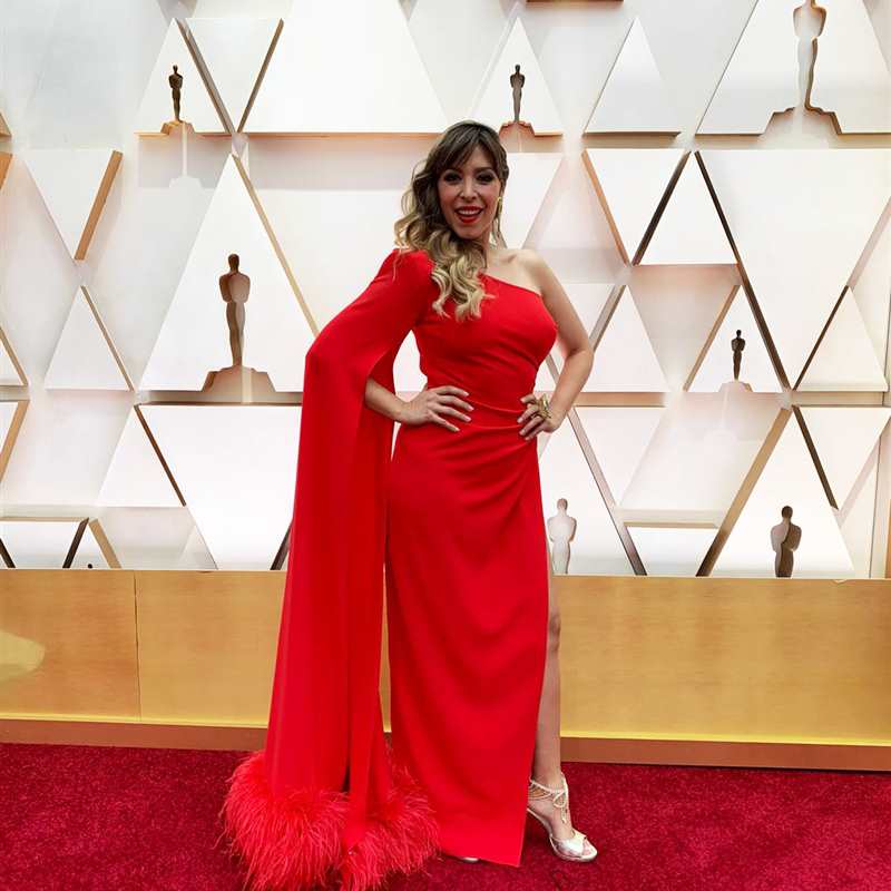 Oscars 2020: Gisela conquista la alfombra roja con un sofisticado look con plumas