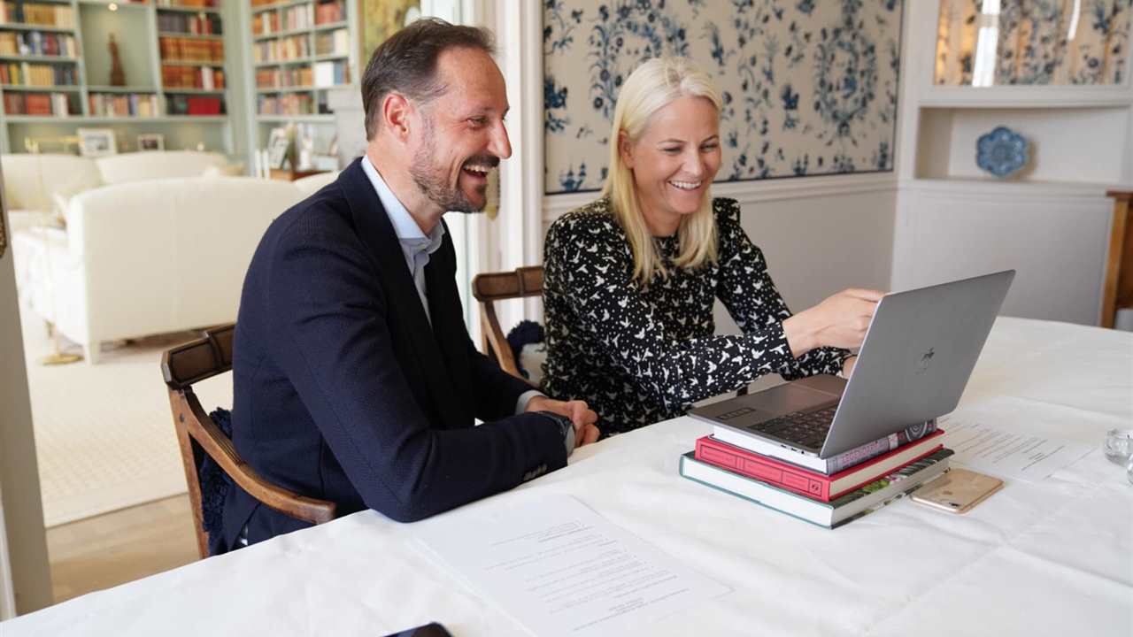 La videollamada más amistosa de Haakon y Mette-Marit de Noruega a Victoria y Daniel de Suecia