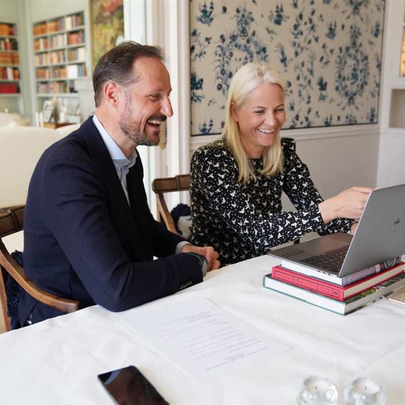 La videollamada más amistosa de Haakon y Mette-Marit de Noruega a Victoria y Daniel de Suecia