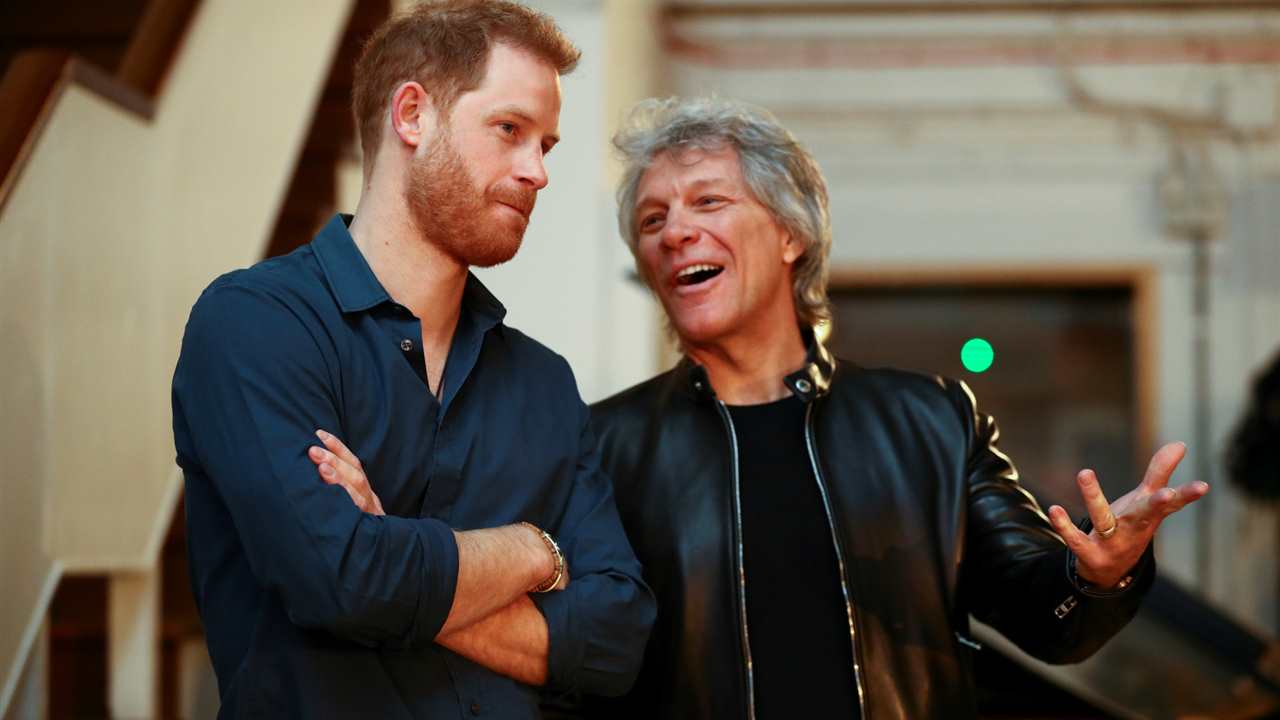 El príncipe Harry lo da todo en compañía de Bon Jovi por una buena causa