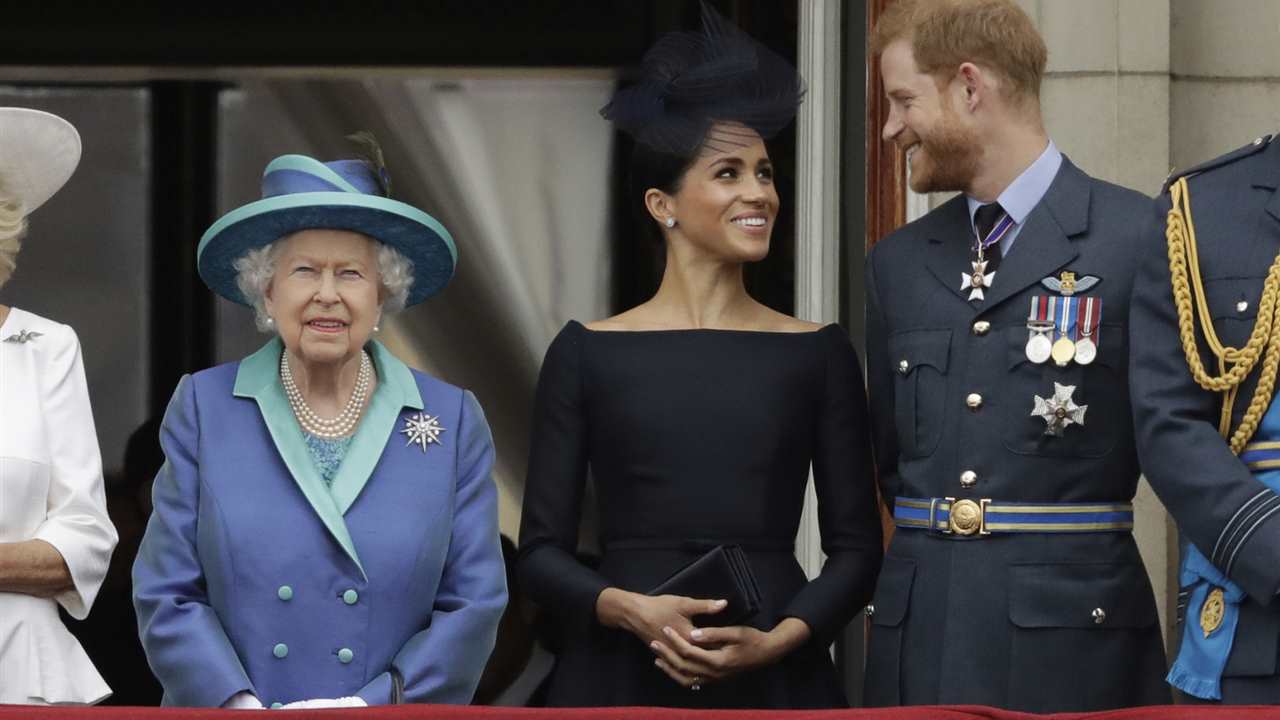 El príncipe Harry y Meghan Markle vuelven a desafiar a Isabel II