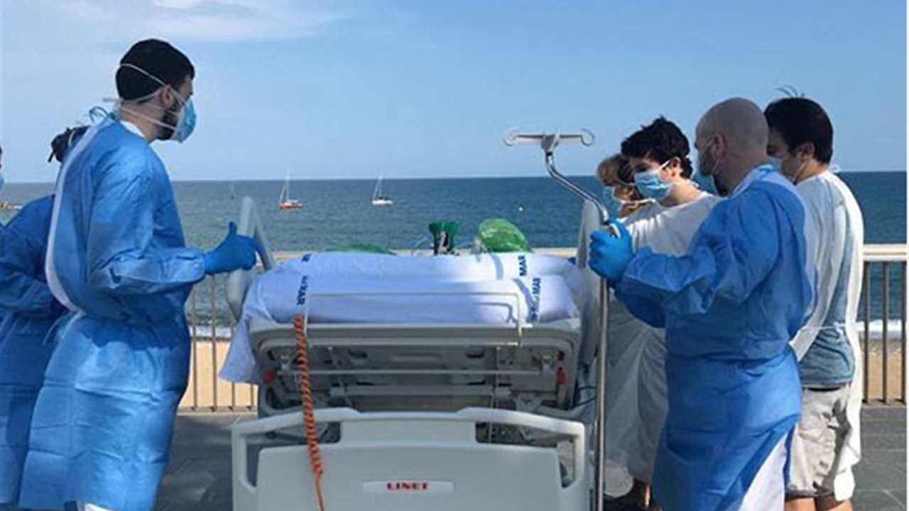 Un paciente, que llevaba dos meses en la UCI con coronavirus, cumple su sueño de ver el mar