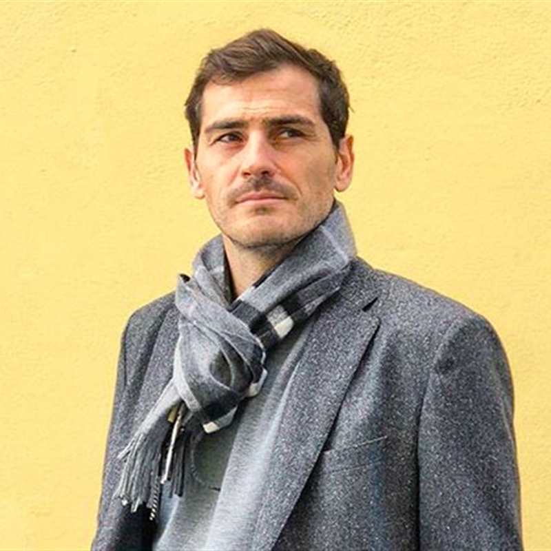 Iker Casillas no se olvida de su pueblo, Navalacruz, en los momentos más duros
