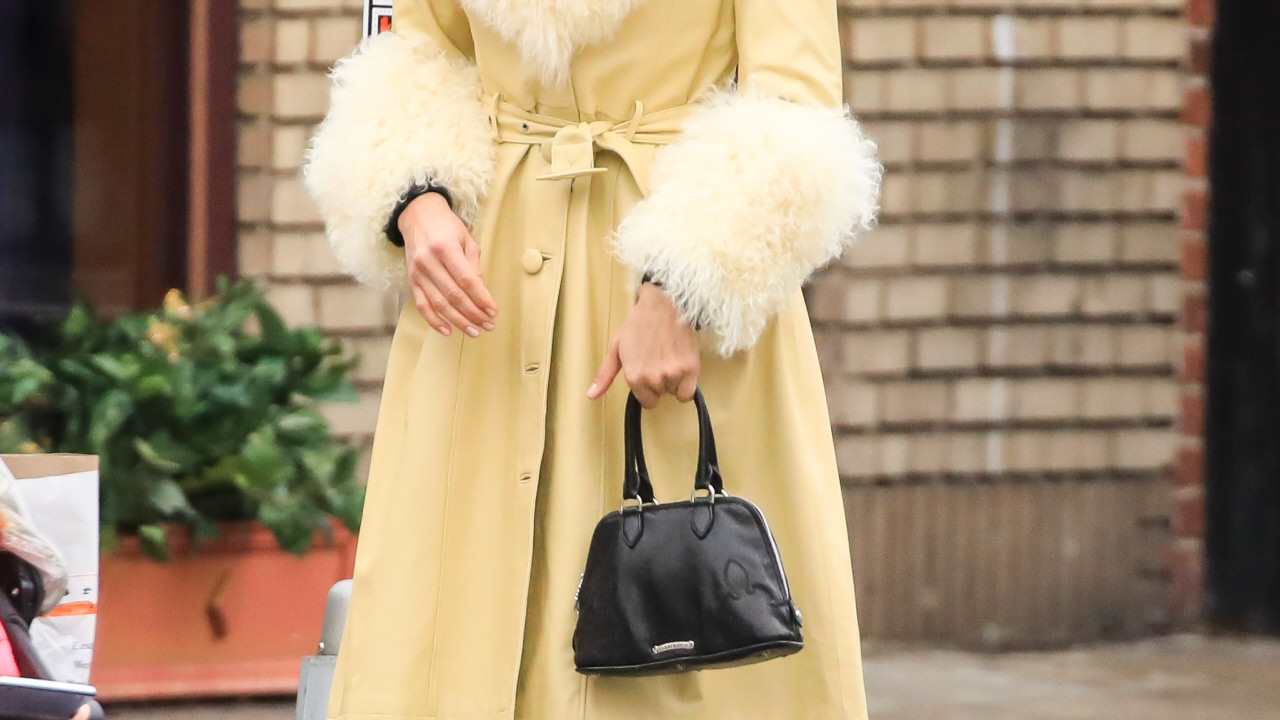 Irina Shayk luce el abrigo más polémico que ya llevaron Rosalía y Kylie Jenner