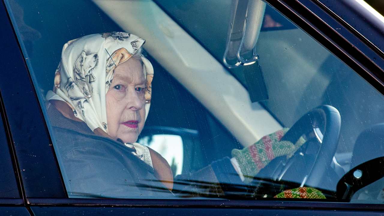 La reina de Inglaterra reaparece dando muestra de su autoridad tras la retirada de Harry y Meghan