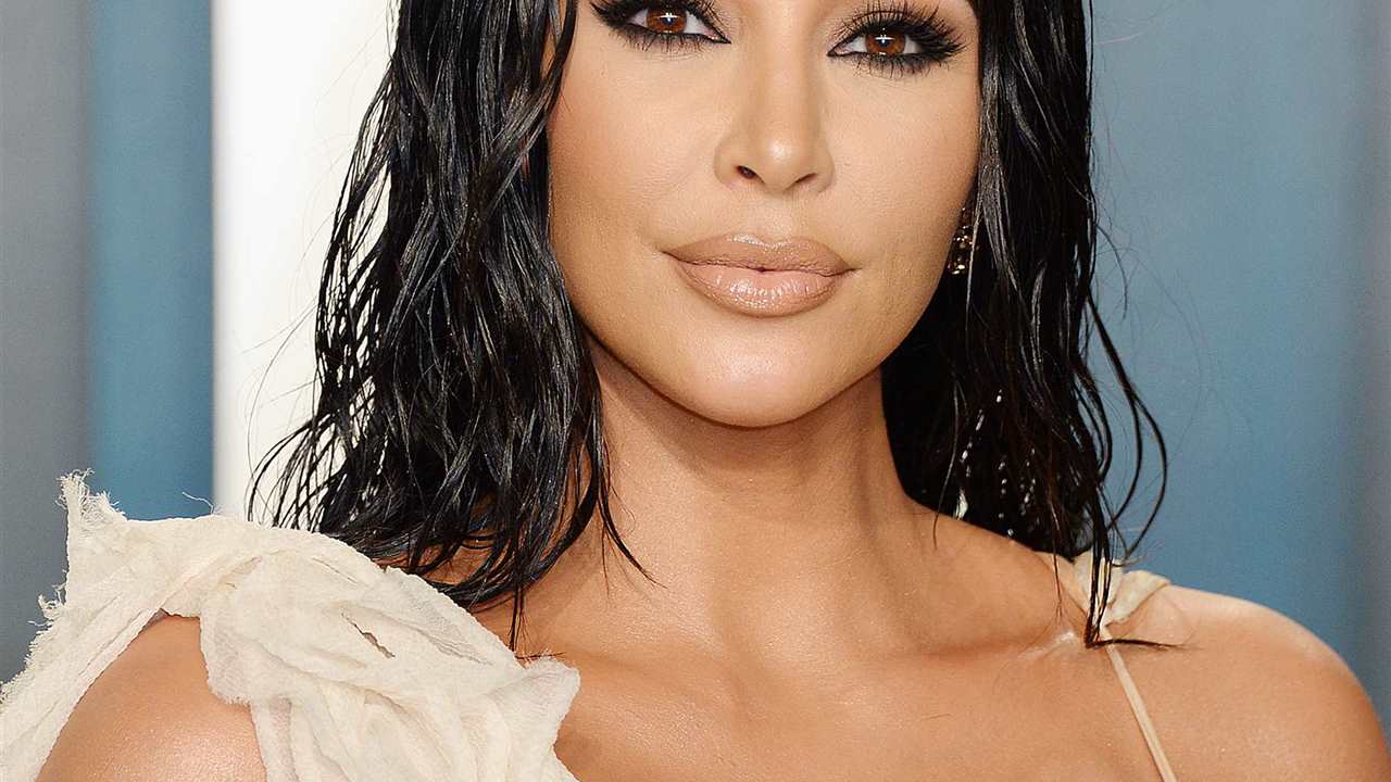 Kim Kardashian desvela como hacerse un maquillaje de ojos ahumados paso a paso