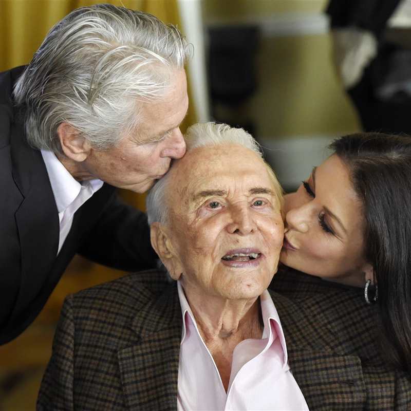 Fallece Kirk Douglas, padre de Michael Douglas, a los 103 años en Los Ángeles