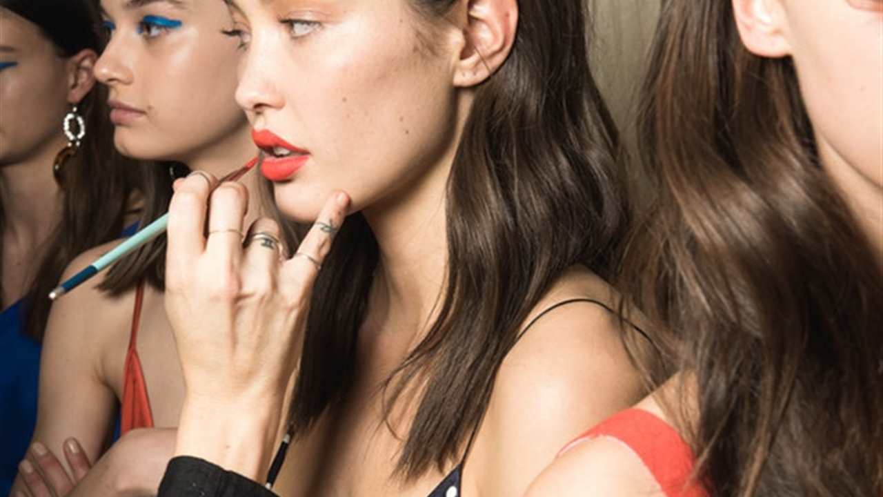 El truco inesperado de los maquilladores para que el labial dure más tiempo