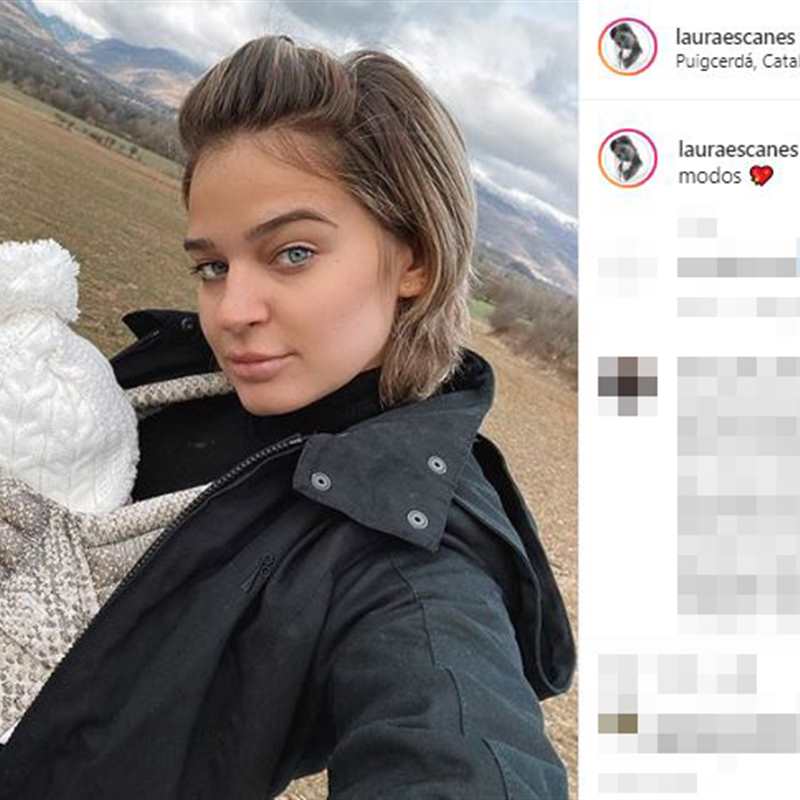 Laura Escanes desata la locura con el portabebés 'animal print' de su hija Roma