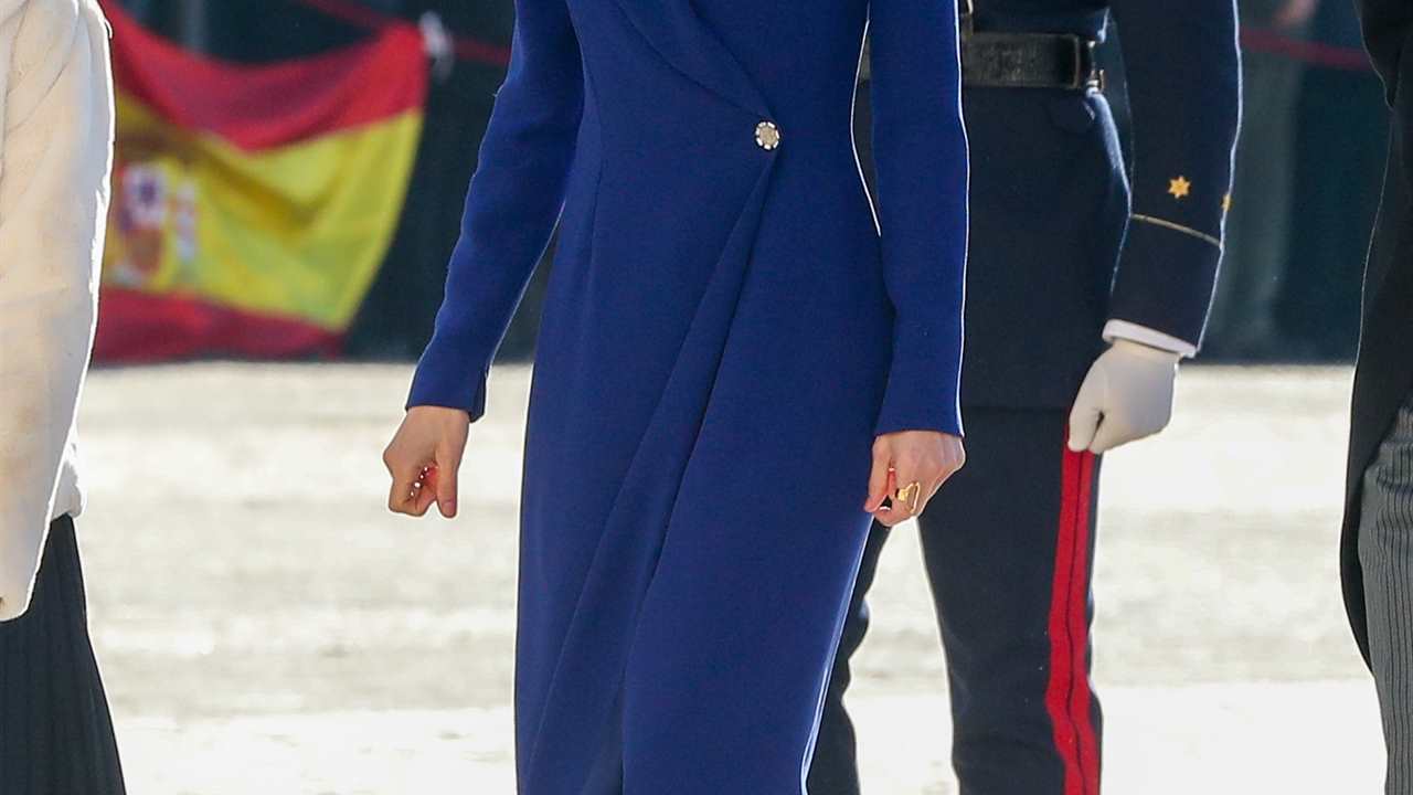La reina Letizia 'abandona' la sobriedad con un espectacular vestido 'classic blue' en la Pascua Militar