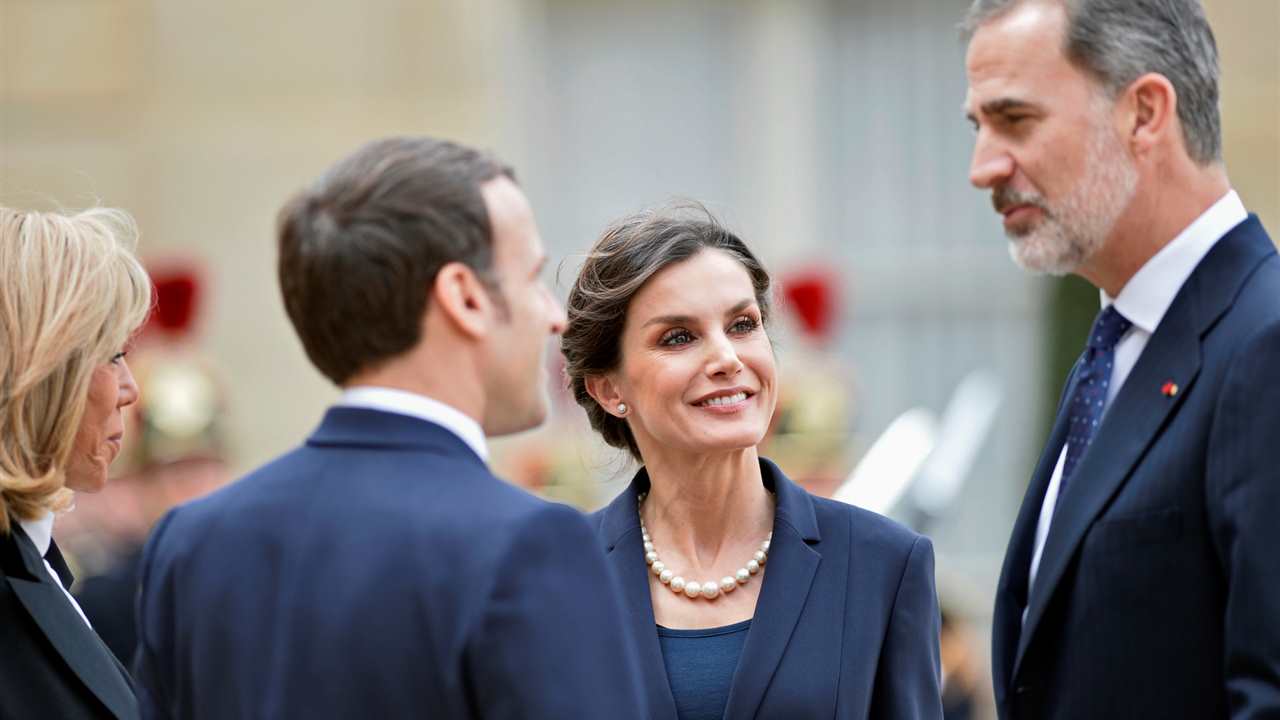 La reina Letizia se decanta por las perlas y el traje en su viaje a París a pesar del coronavirus