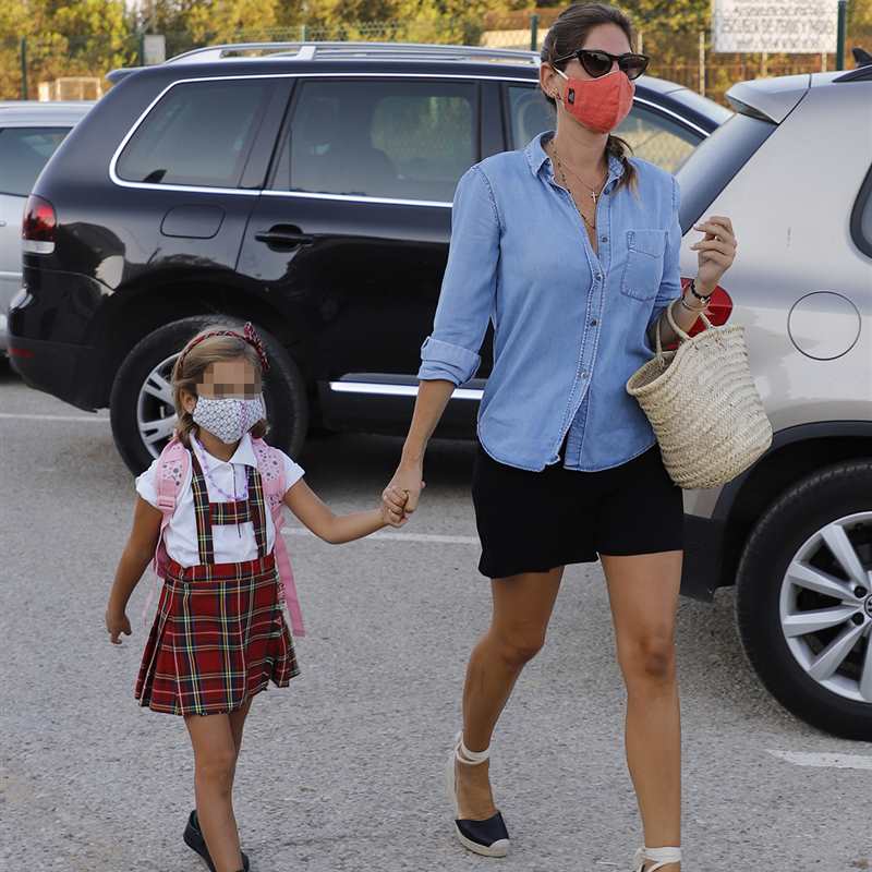 Lourdes Montes no se separa de su hija Carmen el primer día de colegio