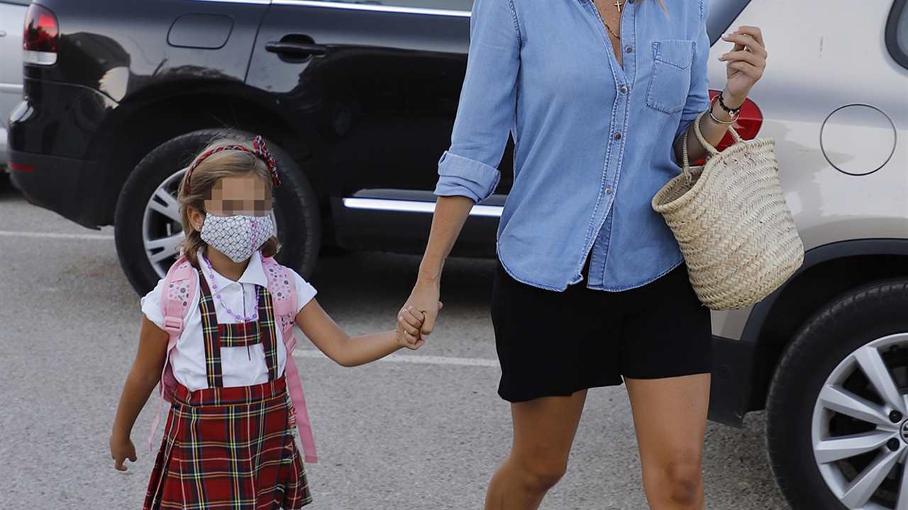 Lourdes Montes no se separa de su hija Carmen el primer día de colegio