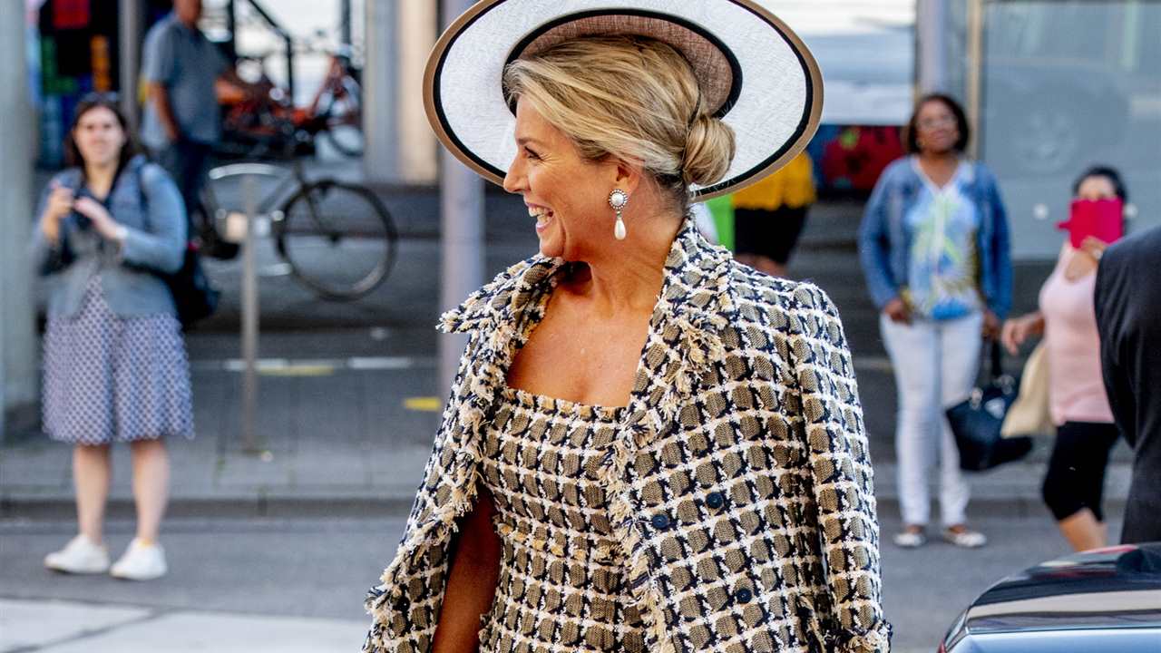 Máxima de Holanda reivindica su papel como "reina de los sombreros" con un tocado muy otoñal
