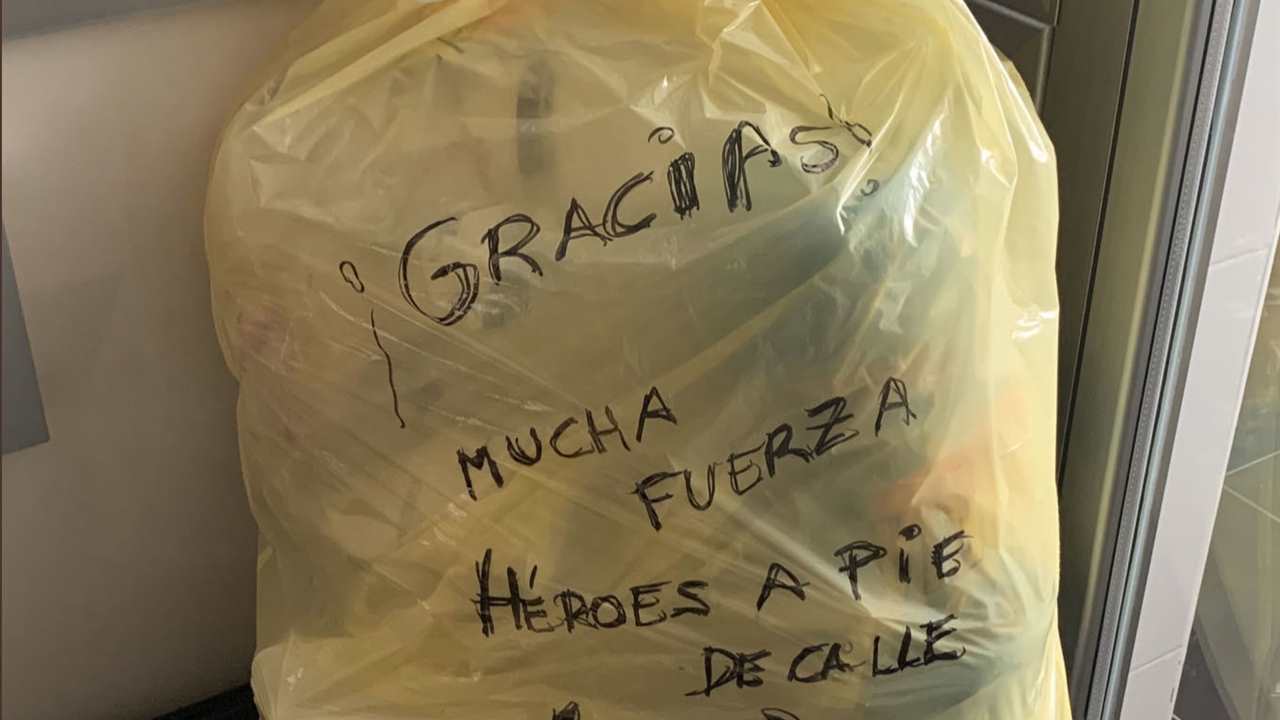 Mensajes en bolsas de basura para agradecer al personal de limpieza su labor