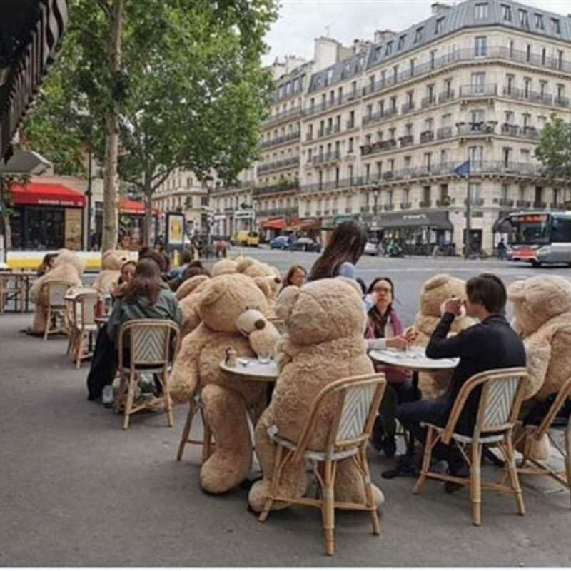 La genial medida para mantener la distancia social en un café de París que te dejará con ganas de ir