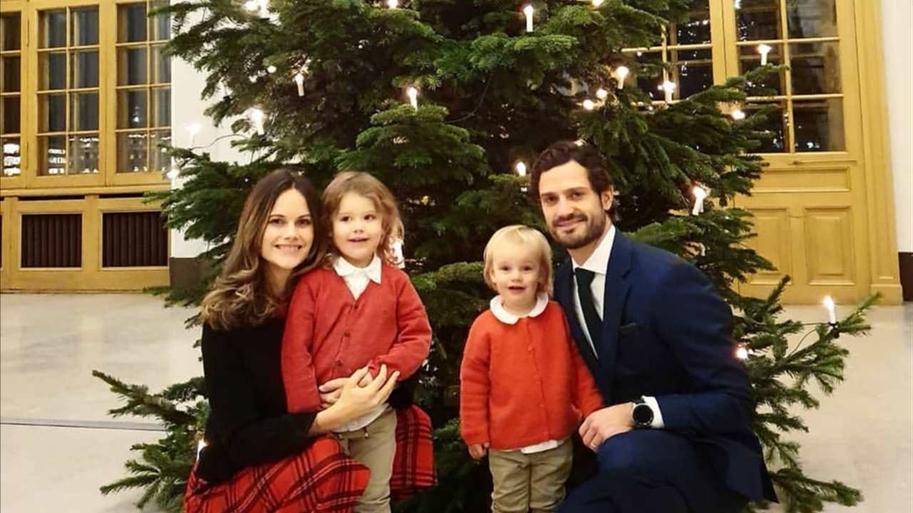 Carlos Felipe y Sofía de Suecia protagonizan el posado navideño más clásico