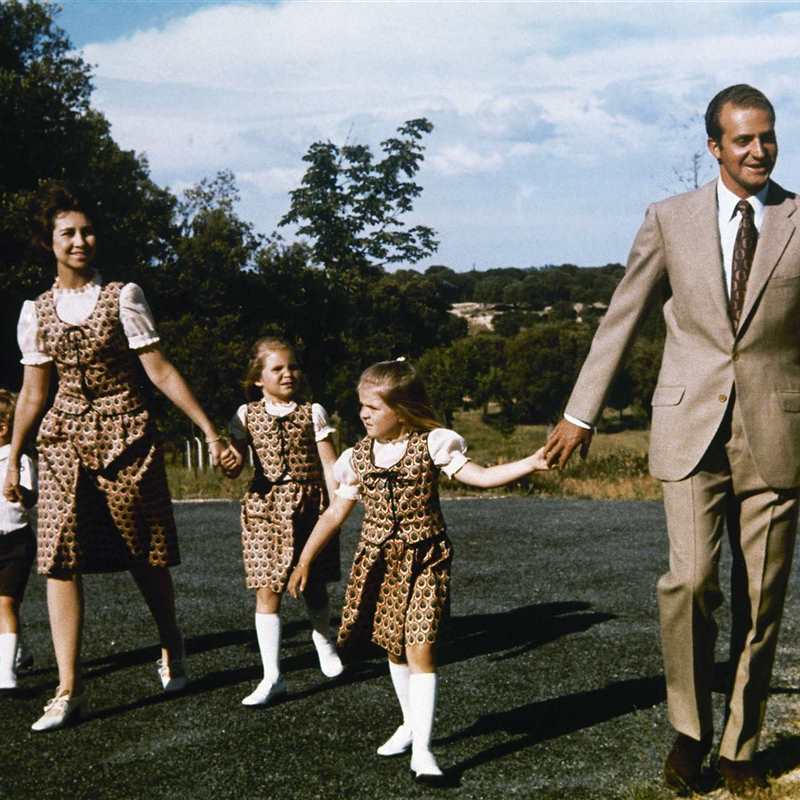 Príncipes Juan Carlos y Sofía con sus hijos