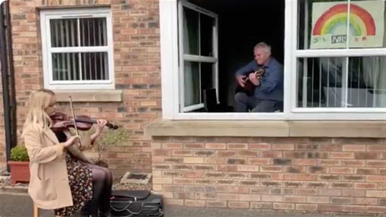 El improvisado concierto de nieta y abuelo a pesar del confinamiento por coronavirus 