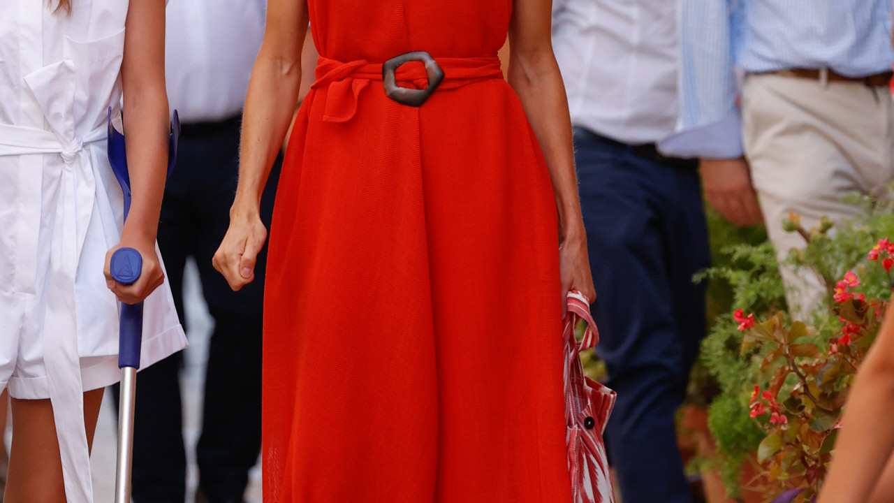 La reina Letizia rescata el color rojo para su primera aparición en Palma de Mallorca tras una semana polémica