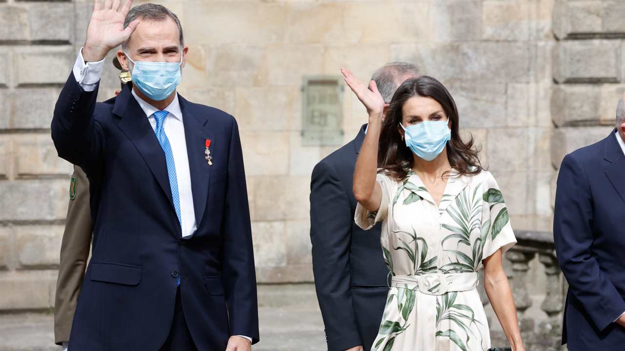 La reina Letizia recupera su estilismo preferido en su visita a Santiago
