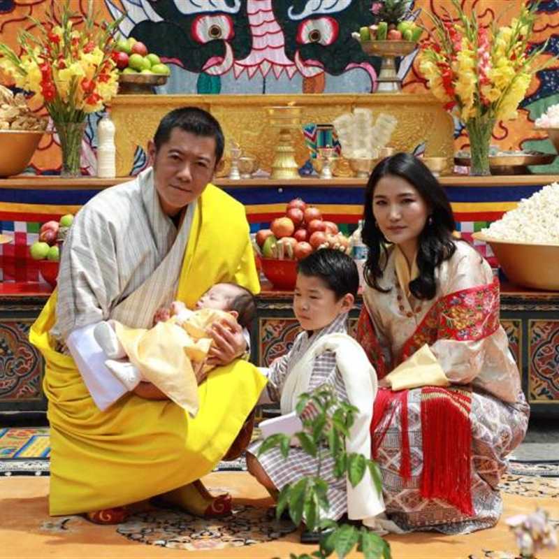Los reyes de Bután desvelan el nombre de su segundo hijo con un nuevo posado familiar